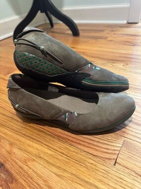 Elle’s Bungee Cord Merrell Taupe Slip-On Flats with Teal Accents size 7.5